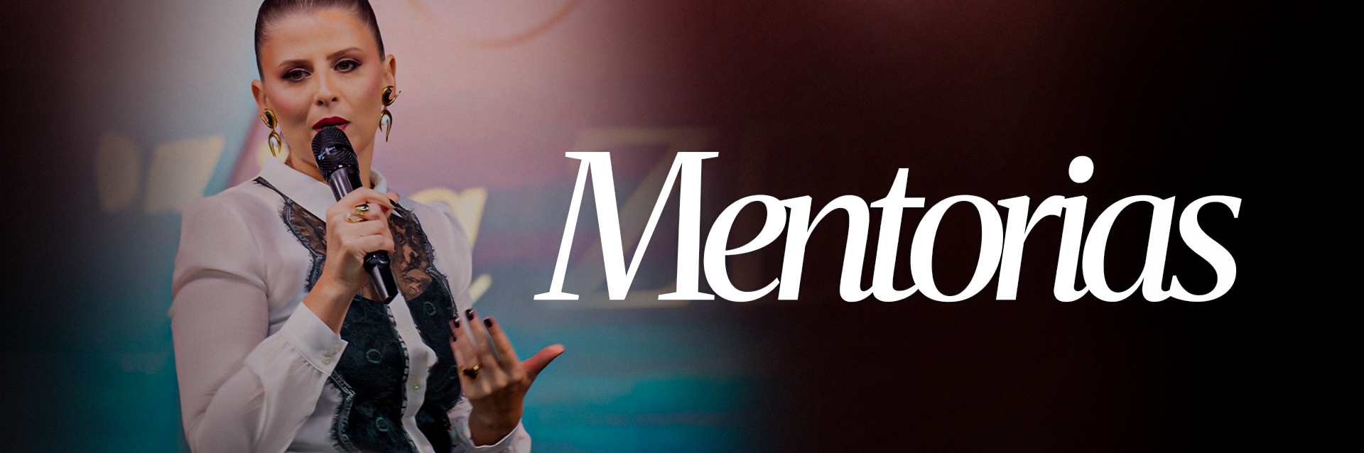 Thalita Zanin com microfone apresentando suas mentorias